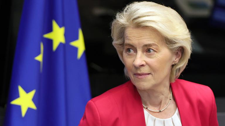 Ursula von der Leyen trifft zu einer Sitzung des Kollegiums der Kommissare im Europäischen Parlament in Straßburg, Frankreich, ein.
