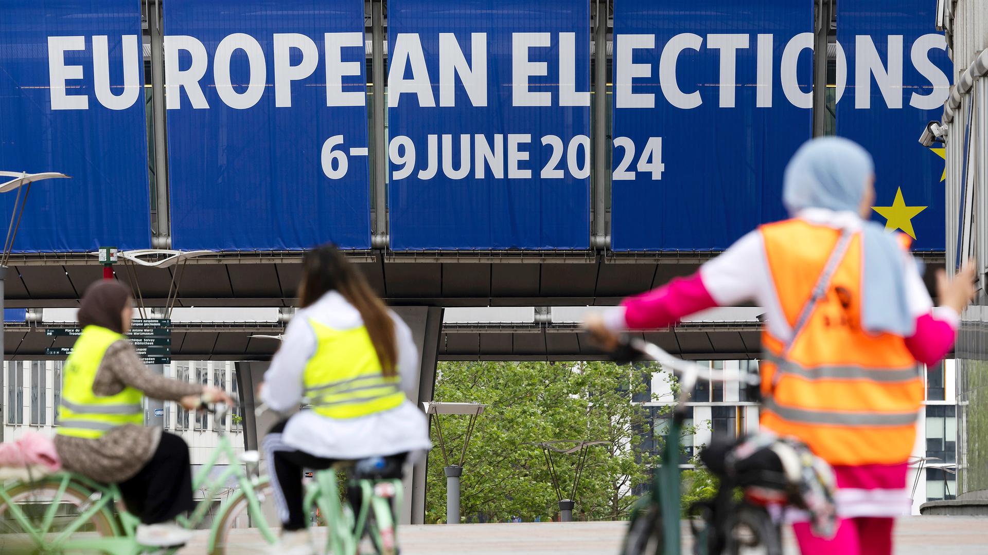 Menschen fahren mit ihren Fahrrädern vor dem Europäischen Parlament 