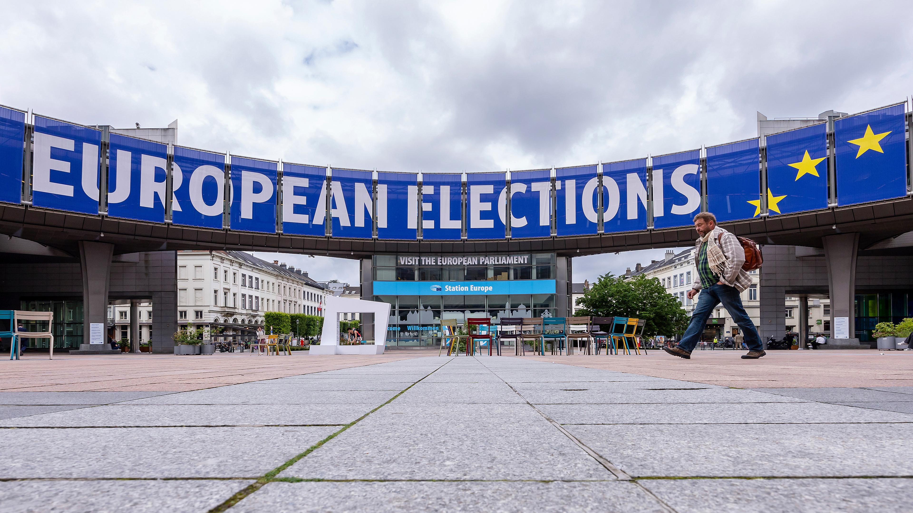 Ein Mann geht vor dem Europäischen Parlament in Brüssel.