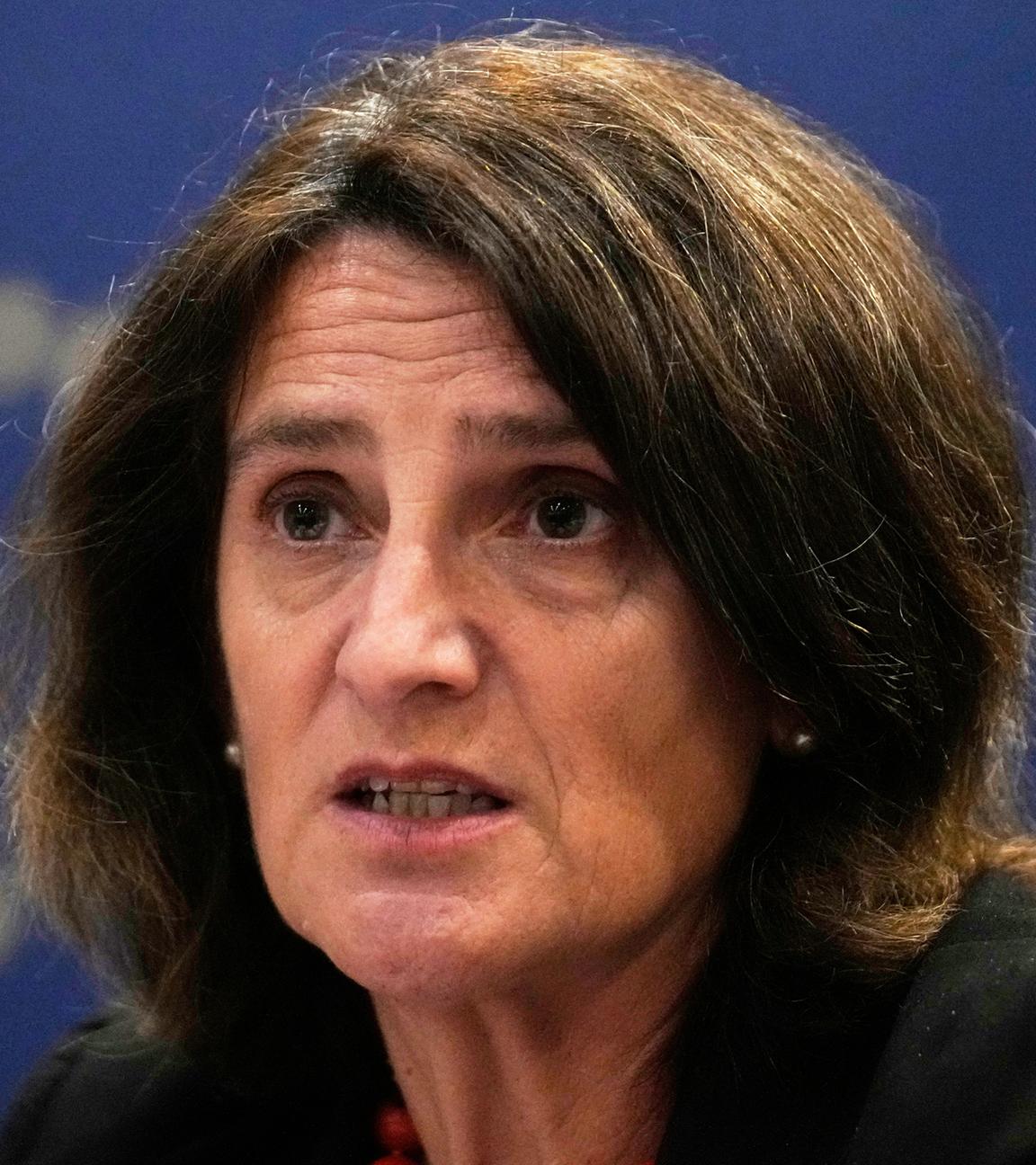 Die EU-Wettbewerbskommissarin Teresa Ribera spricht während einer Pressekonferenz anlässlich ihres zweitägigen offiziellen Besuchs in China, in Peking, am 14.07.2025. 