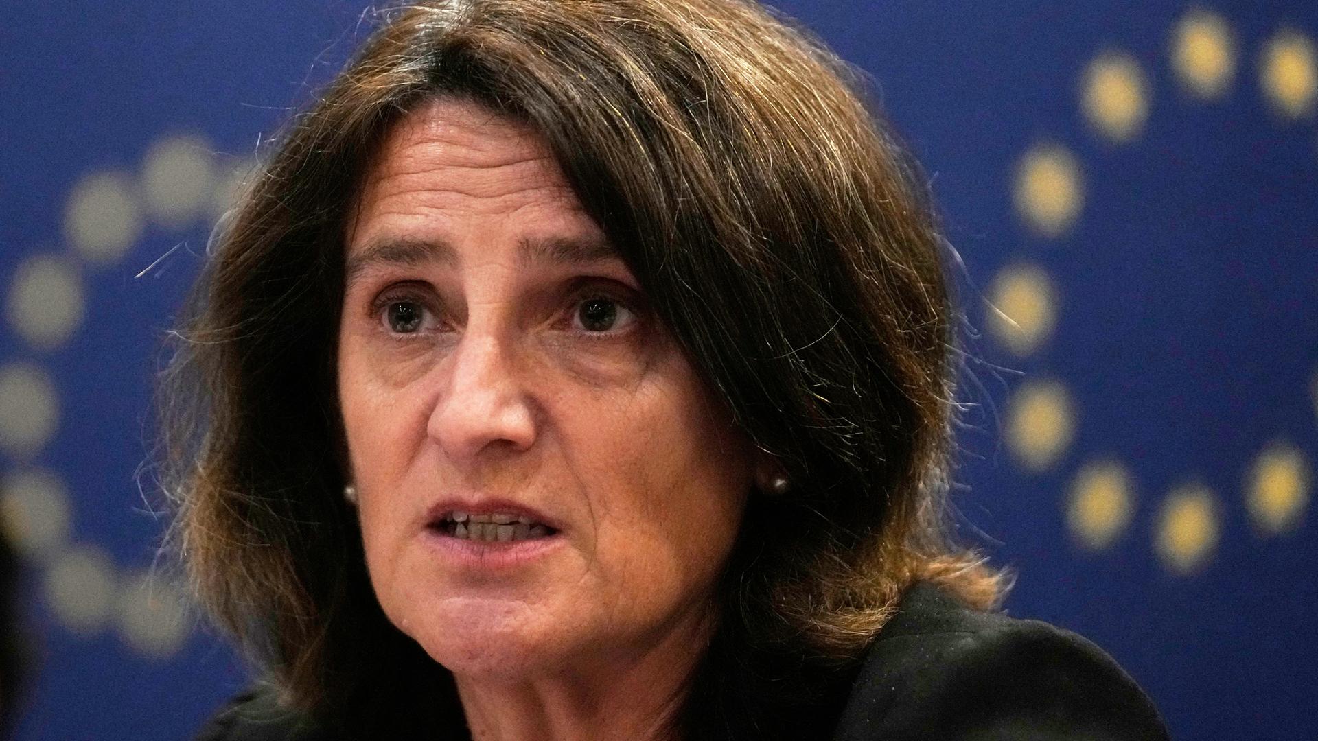 Die EU-Wettbewerbskommissarin Teresa Ribera spricht während einer Pressekonferenz anlässlich ihres zweitägigen offiziellen Besuchs in China, in Peking, am 14.07.2025. 