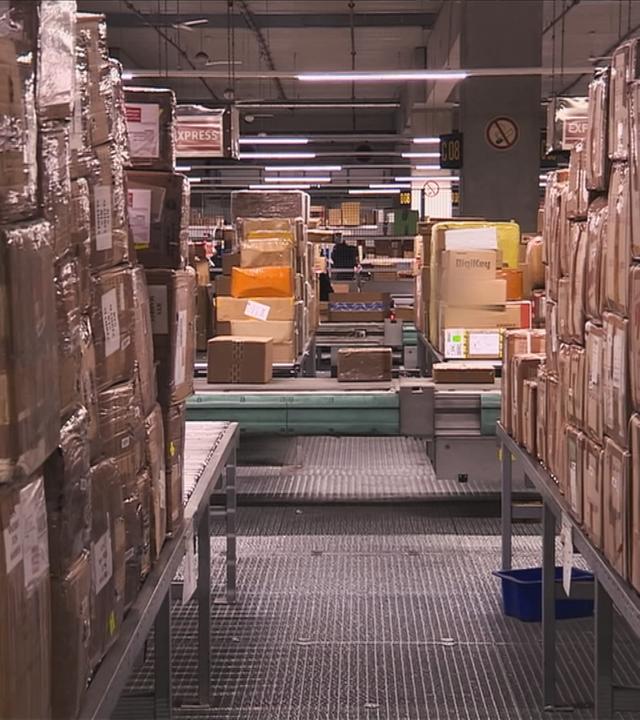 Eine Lagerhalle mit vielen Paketen