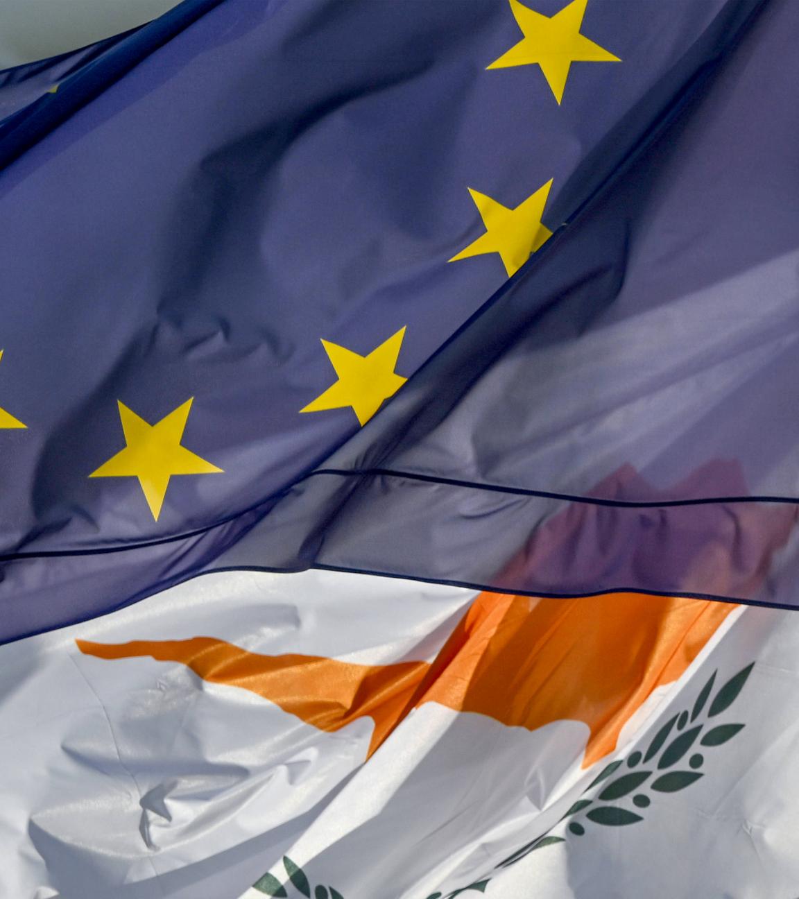 Symbolbild: Flaggen der EU und von Zypern