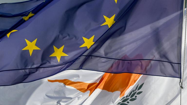 Symbolbild: Flaggen der EU und von Zypern