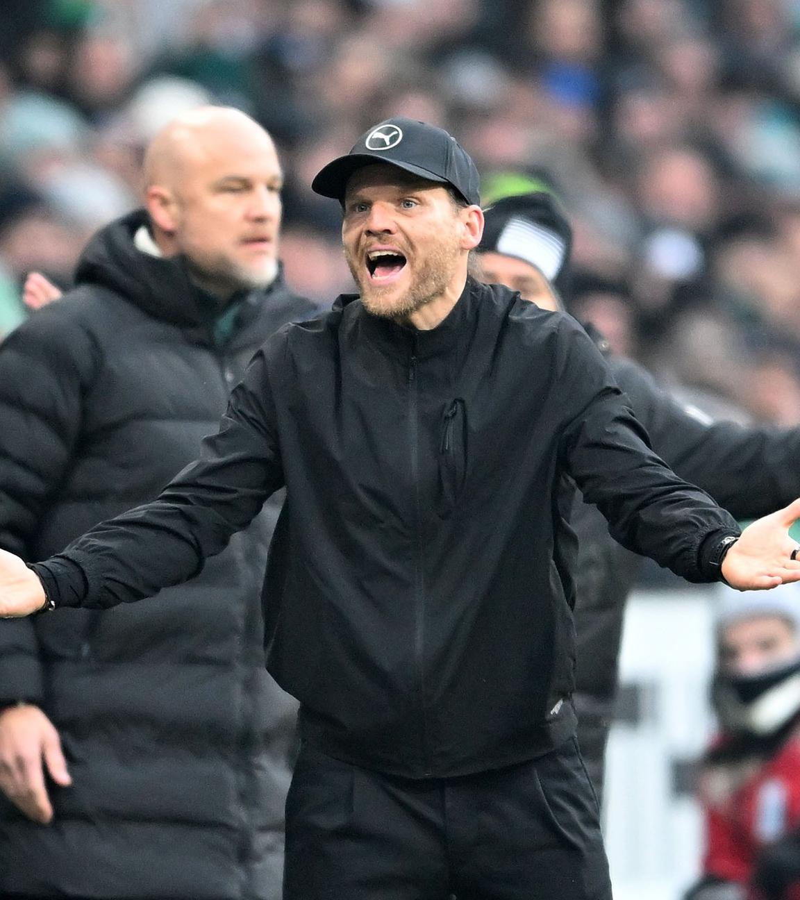 Borussia Mönchengladbachs Trainer Eugen Polanski gestikuliert an der Seitenlinie.