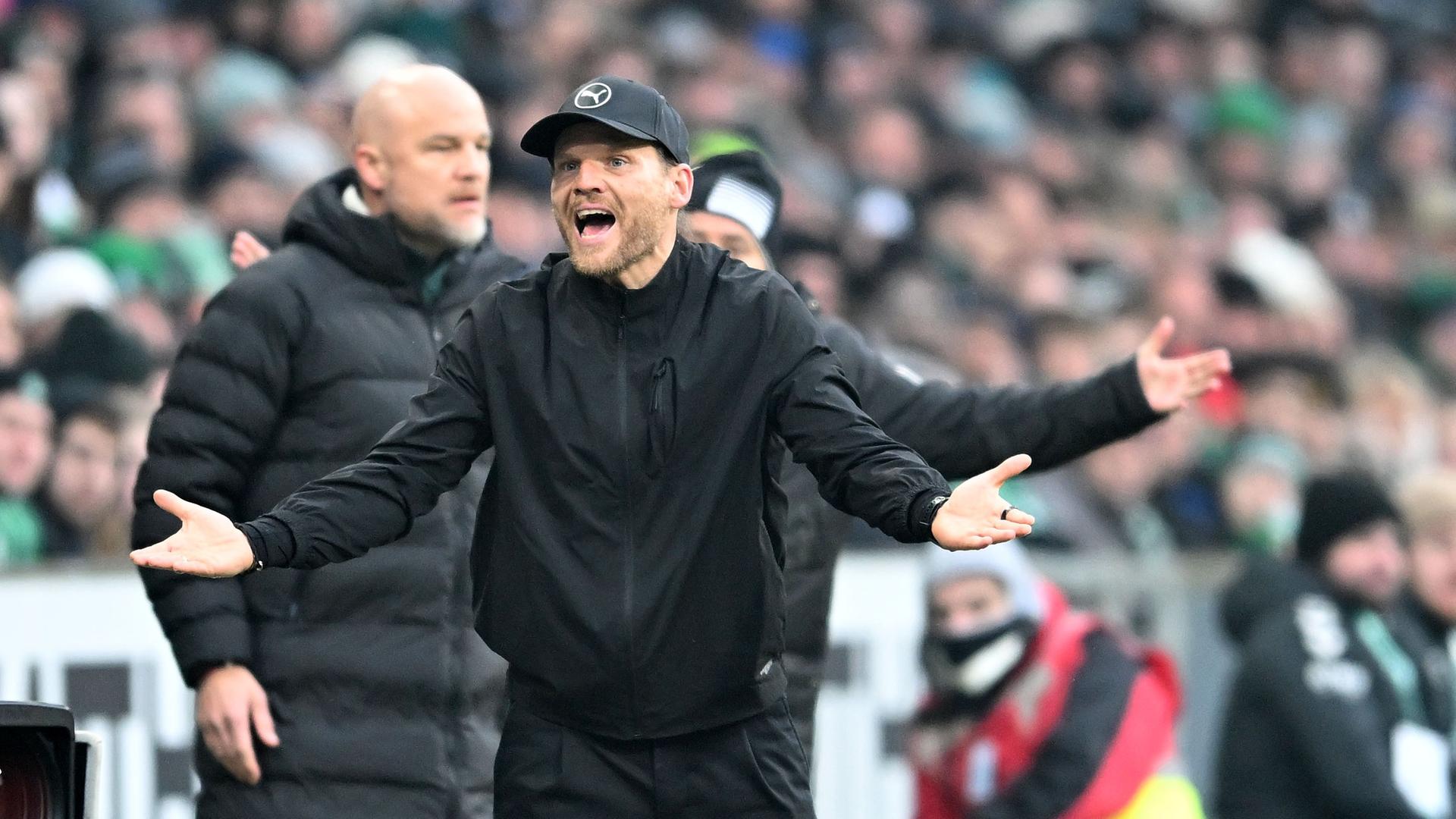 Borussia Mönchengladbachs Trainer Eugen Polanski gestikuliert an der Seitenlinie.