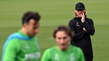 Gladbachs Interimstrainer  Eugen Polanski leitet das Training seiner Mannschaft