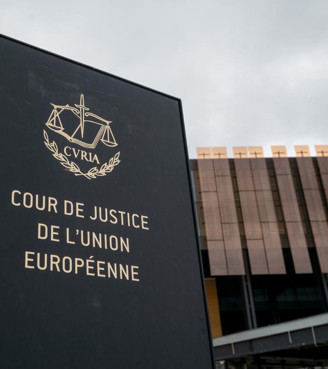 Der Europäische Gerichtshof erklärte, dass die Kürzung von grundlegenden Asylleistungen wie Kleidung oder Haushaltsmitteln gegen EU-Recht verstößt.