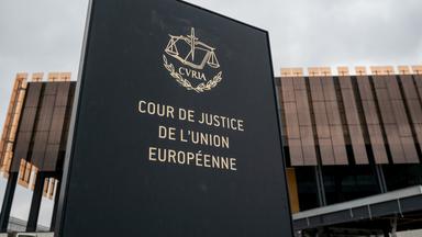 ARCHIV - 01.04.2022, Luxemburg: Das Foto zeigt ein Schild mit der Aufschrift «Cour de Justice de l'Union Européene» vor einem Gebäude des Europäischen Gerichtshofs (EuGH) in Luxemburg.