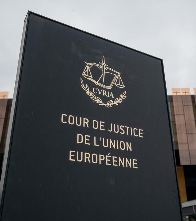ARCHIV - 01.04.2022, Luxemburg: Das Foto zeigt ein Schild mit der Aufschrift «Cour de Justice de l'Union Européene» vor einem Gebäude des Europäischen Gerichtshofs (EuGH) in Luxemburg.