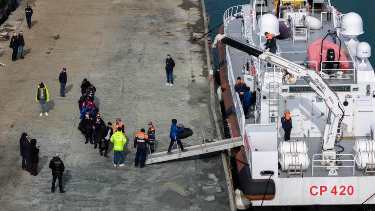 Migranten besteigen im Hafen von Shengjin im Nordwesten Albaniens ein Schiff der italienischen Küstenwache.