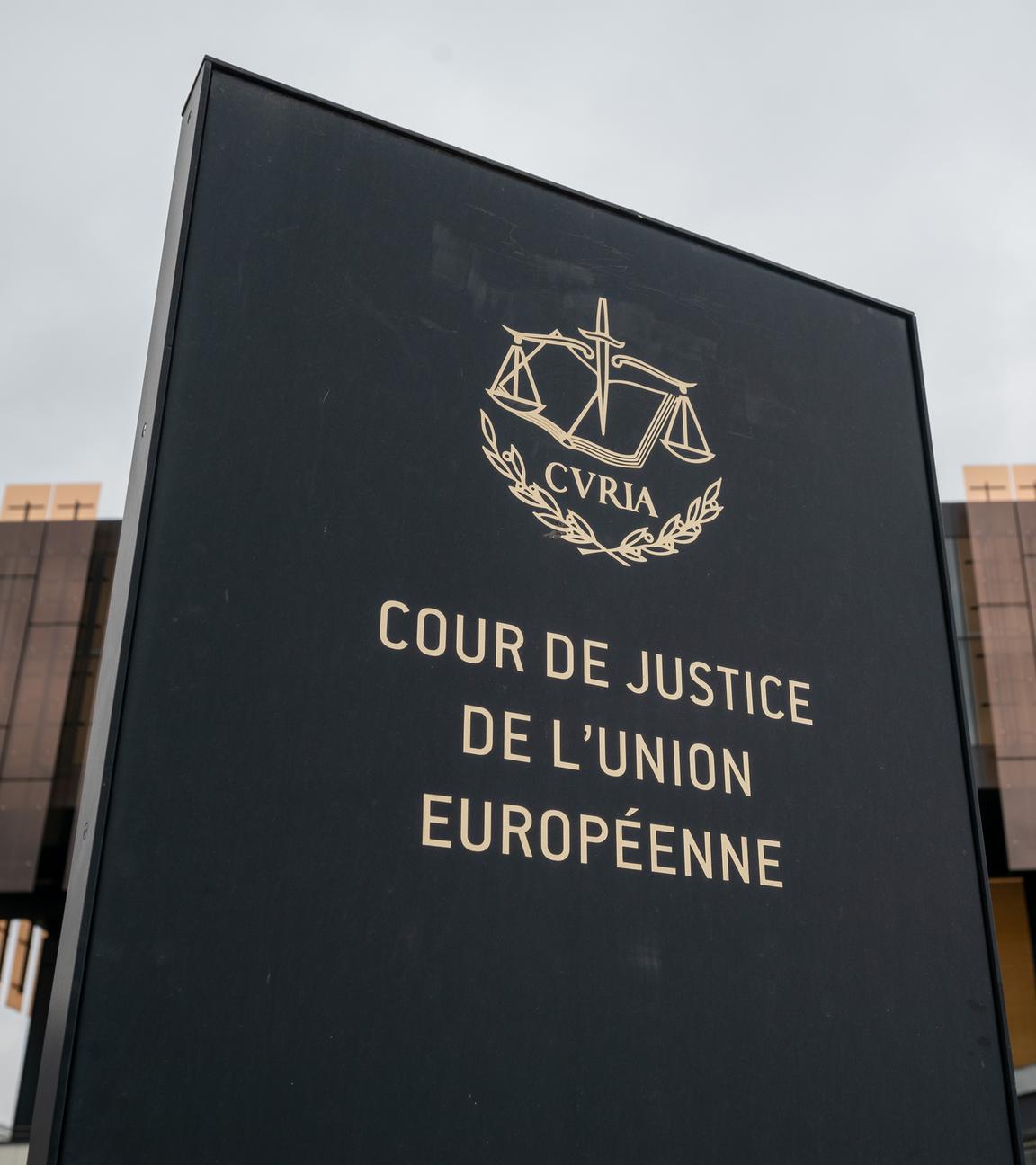  Das Foto zeigt ein Schild mit der Aufschrift «Cour de Justice de l'Union Européene». 