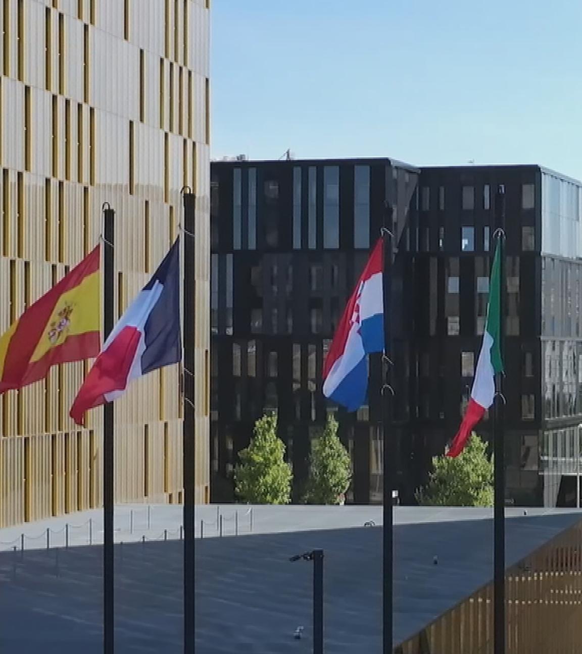 Flaggen vor dem internationalen Sportgerichtshof CAS.