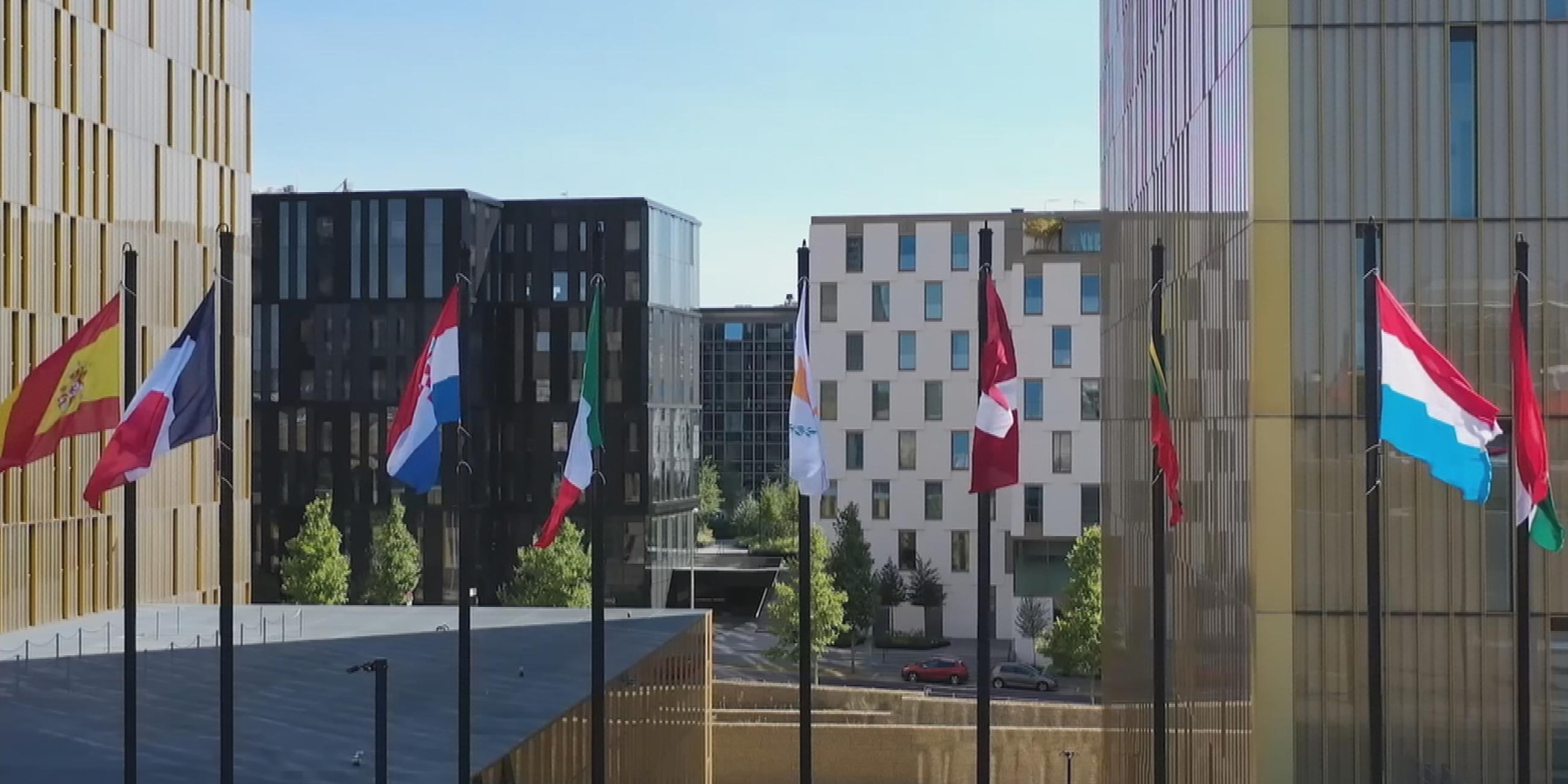Flaggen vor dem internationalen Sportgerichtshof CAS.