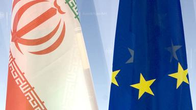 Fahnen von Iran und der EU