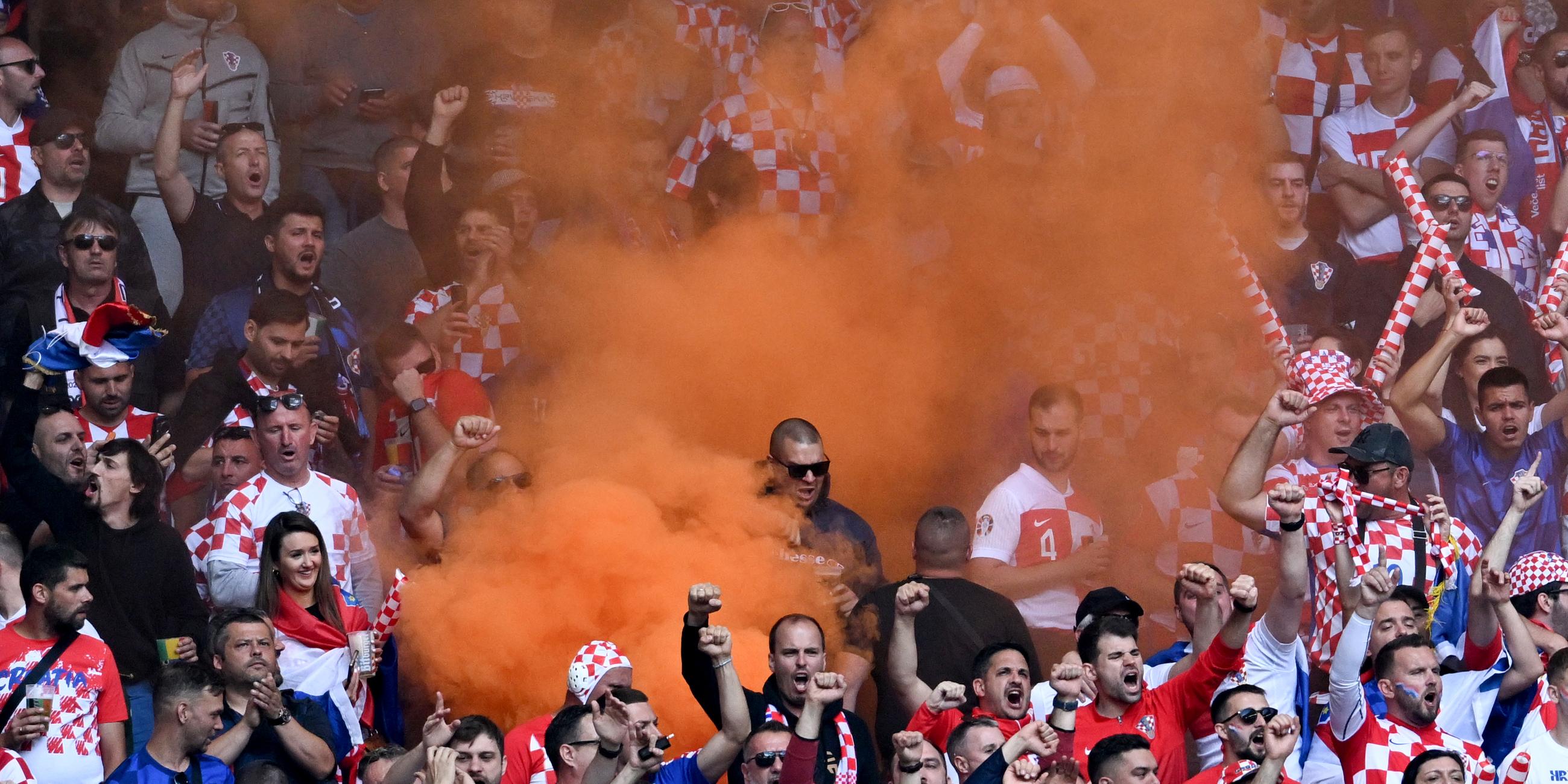 Pyrotechnik wird im kroatischen Fanblock gezündet