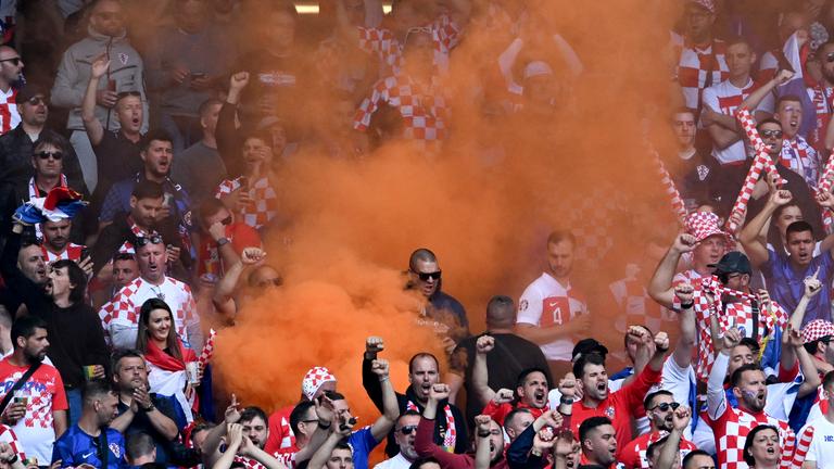 Pyrotechnik wird im kroatischen Fanblock gezündet