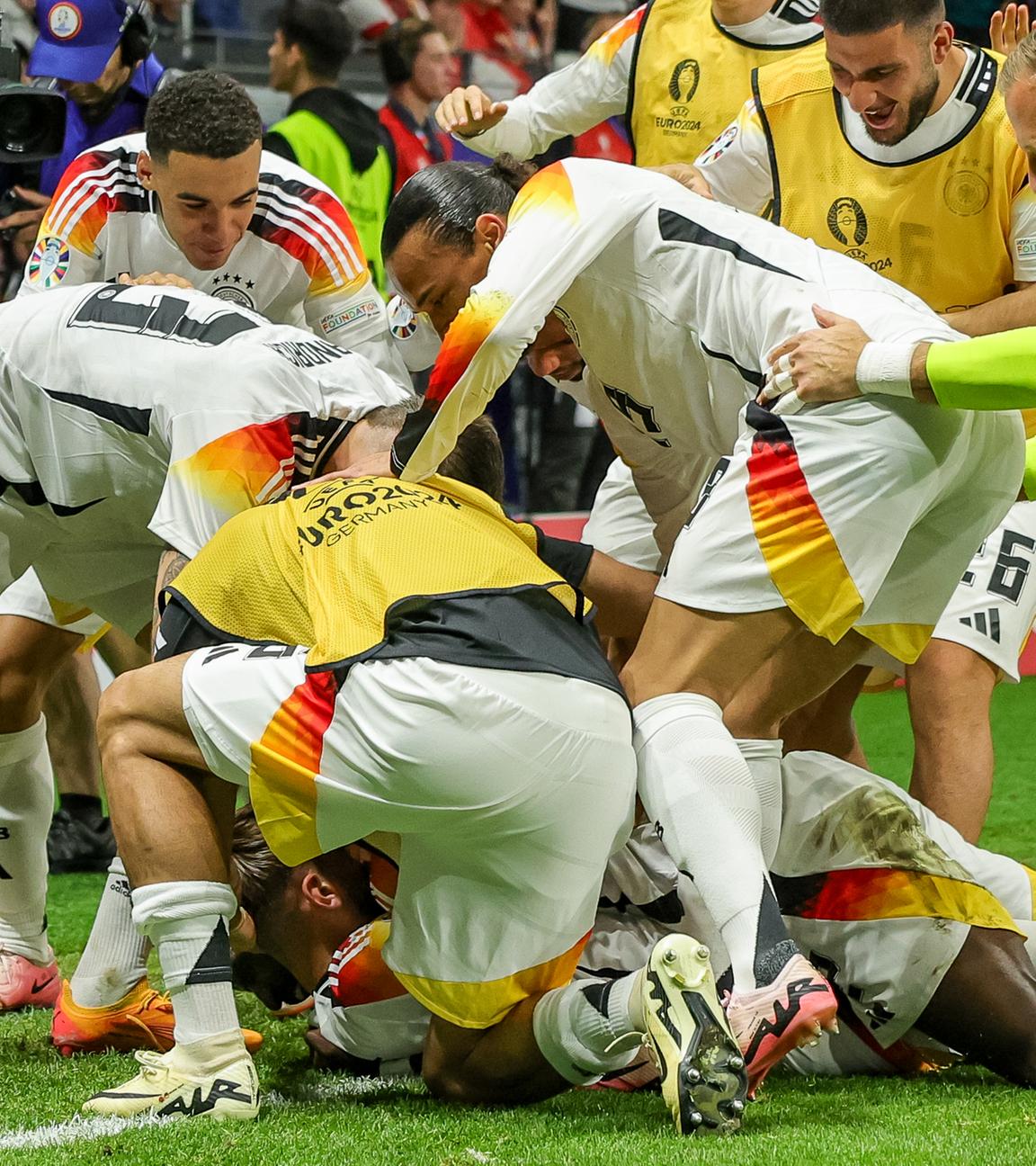 Hessen, Frankfurt/M.: Fußball: EM, Schweiz - Deutschland: Deutschlands Spieler um Niclas Füllkrug jubeln nach dem 1:1.