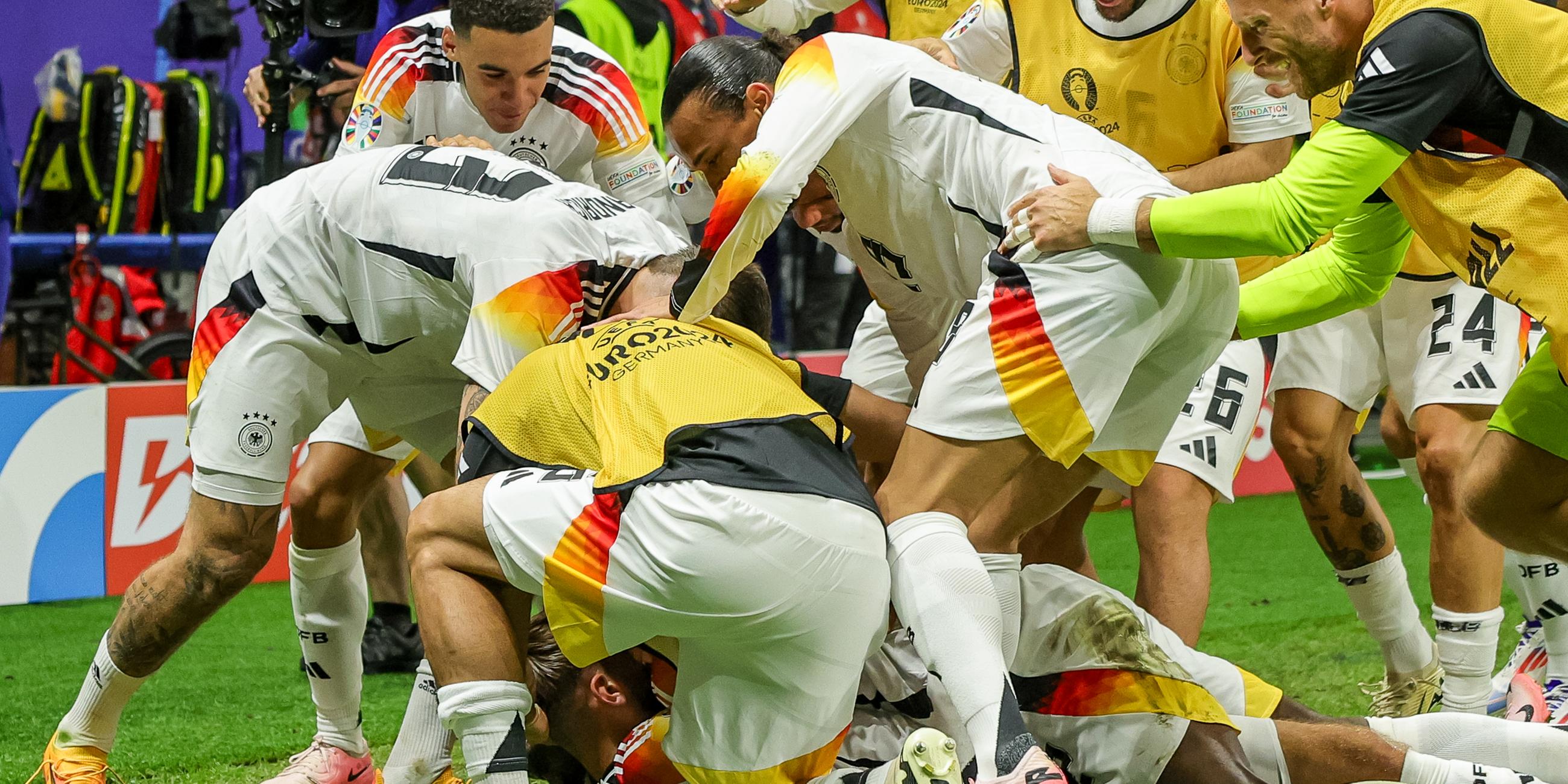Hessen, Frankfurt/M.: Fußball: EM, Schweiz - Deutschland: Deutschlands Spieler um Niclas Füllkrug jubeln nach dem 1:1.