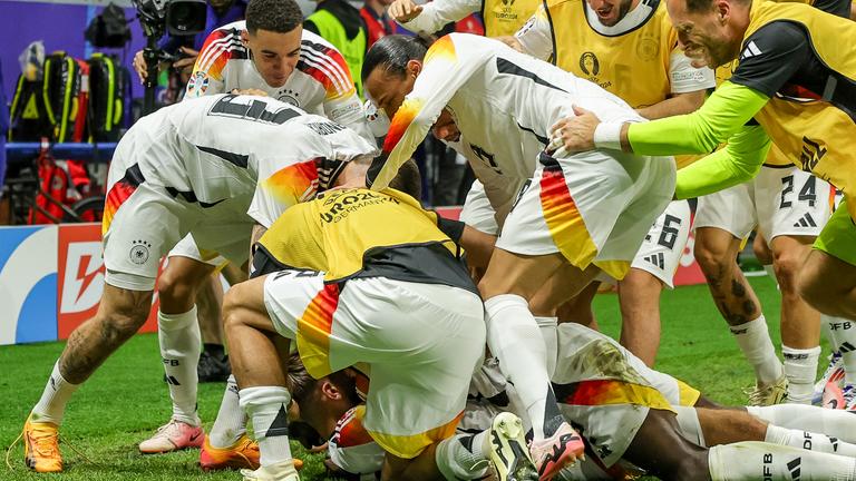 Hessen, Frankfurt/M.: Fußball: EM, Schweiz - Deutschland: Deutschlands Spieler um Niclas Füllkrug jubeln nach dem 1:1.