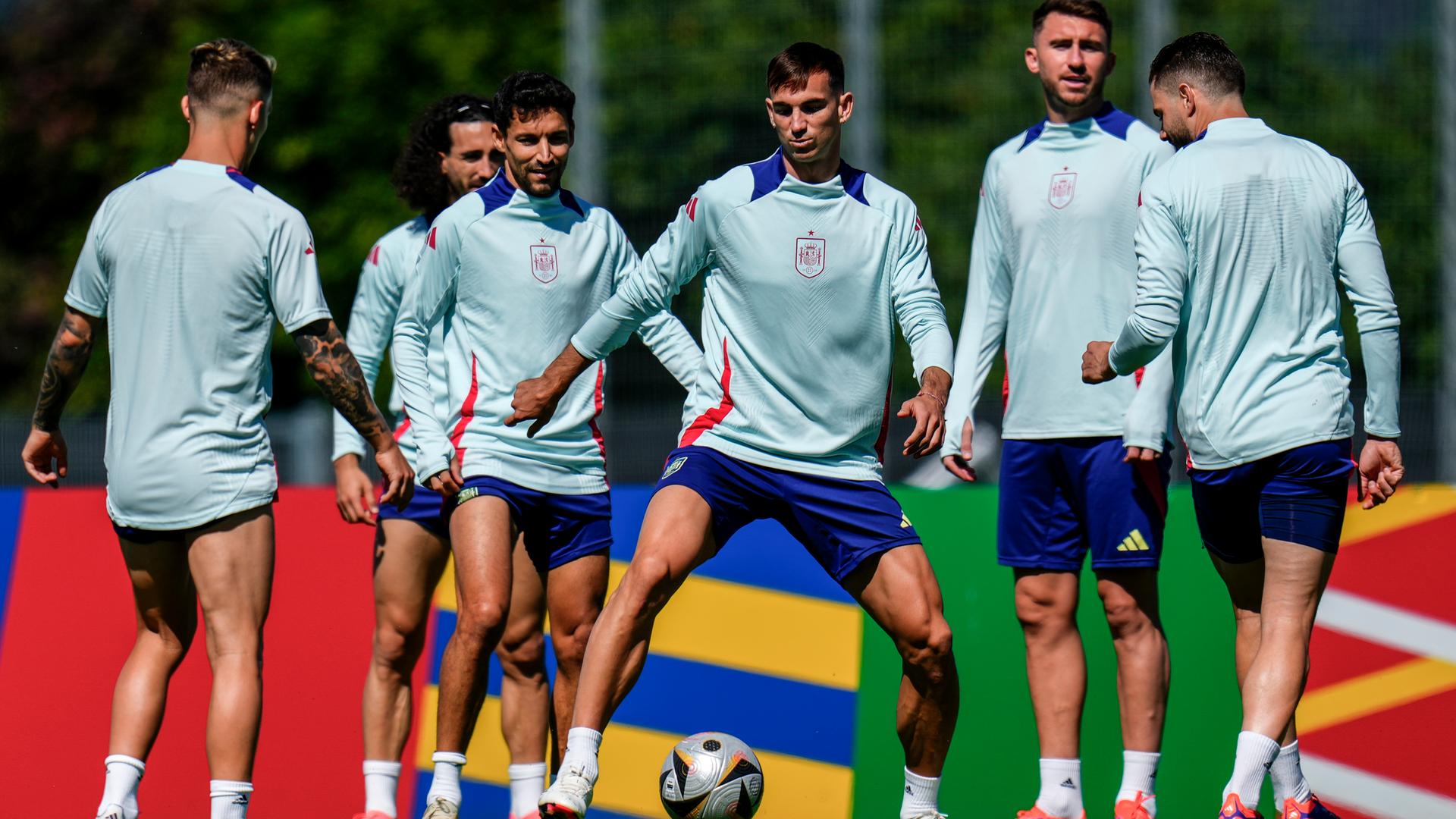 Baden-Württemberg, Donaueschingen: Fußball, UEFA Euro 2024, EM, Training Spanien: Der spanische Nationalspieler Fabian Ruiz (M) trainiert mit seinen Mannschaftskameraden vor dem Halbfinalspiel gegen Frankreich.