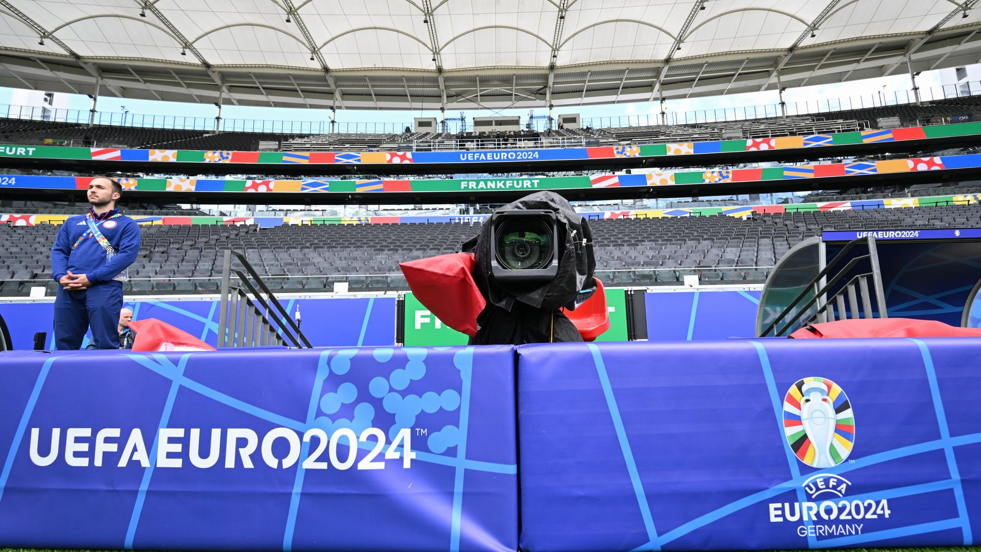 Hessen, Frankfurt/Main: Die Aufschrift ·Uefa Euro 2024· ist auf dem Aufprallschutz einer TV-Kamera in der Frankfurt Arena zu lesen.