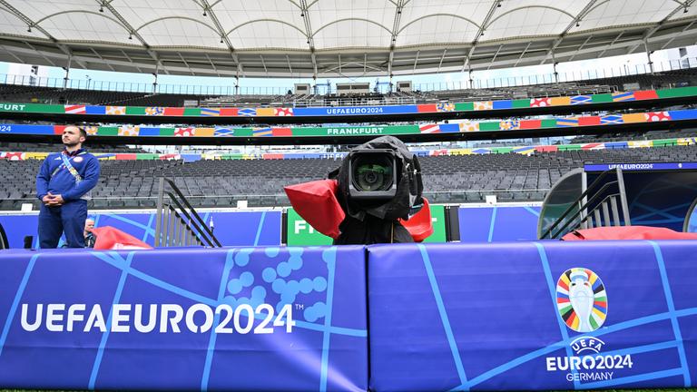 Hessen, Frankfurt/Main: Die Aufschrift ·Uefa Euro 2024· ist auf dem Aufprallschutz einer TV-Kamera in der Frankfurt Arena zu lesen.