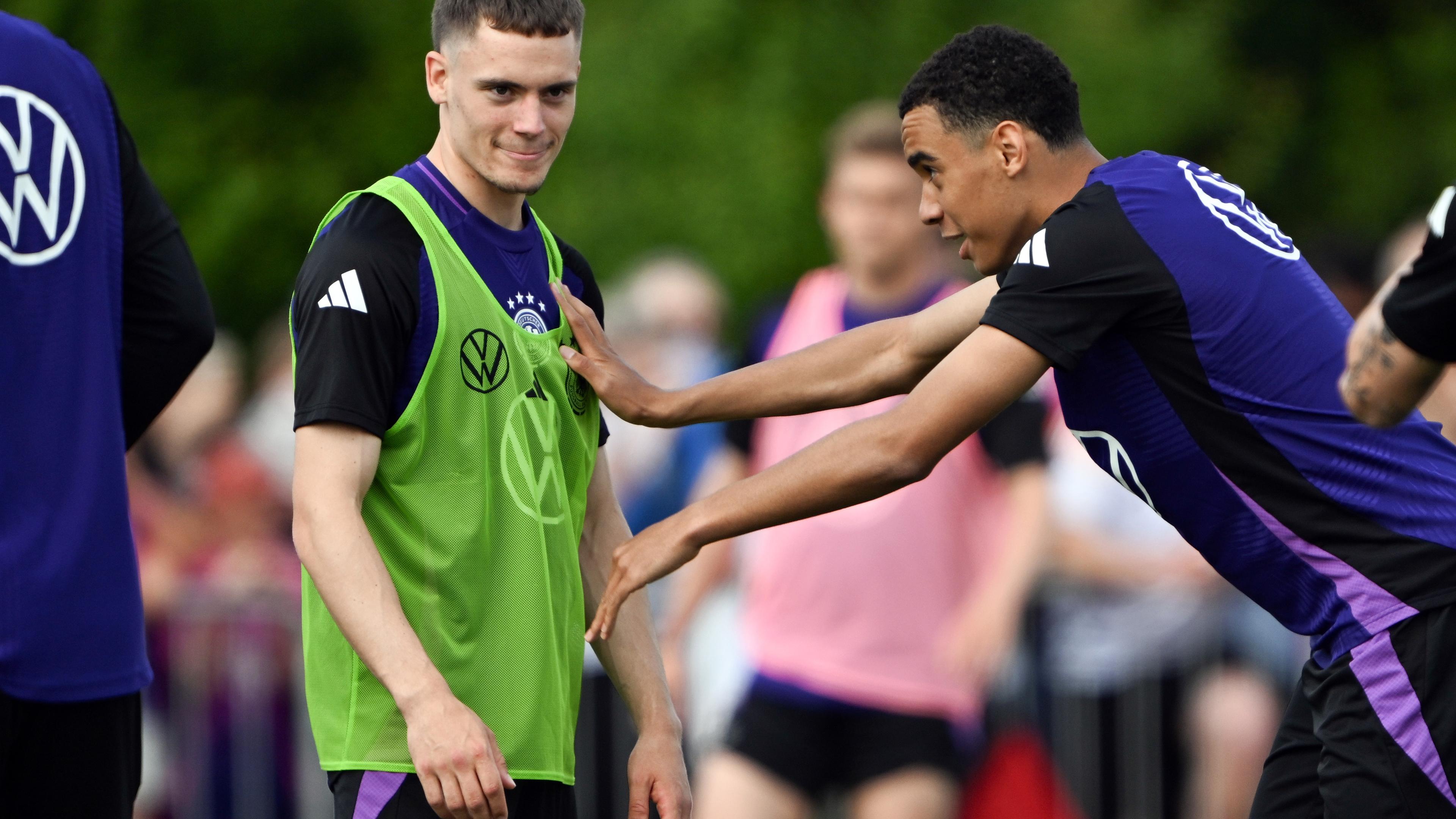 Florian Wirtz (l) und Jamal Musiala während des öffentlichen Trainings im Adi-Dassler-Stadion. 