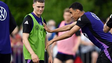 Florian Wirtz (l) und Jamal Musiala während des öffentlichen Trainings im Adi-Dassler-Stadion. 