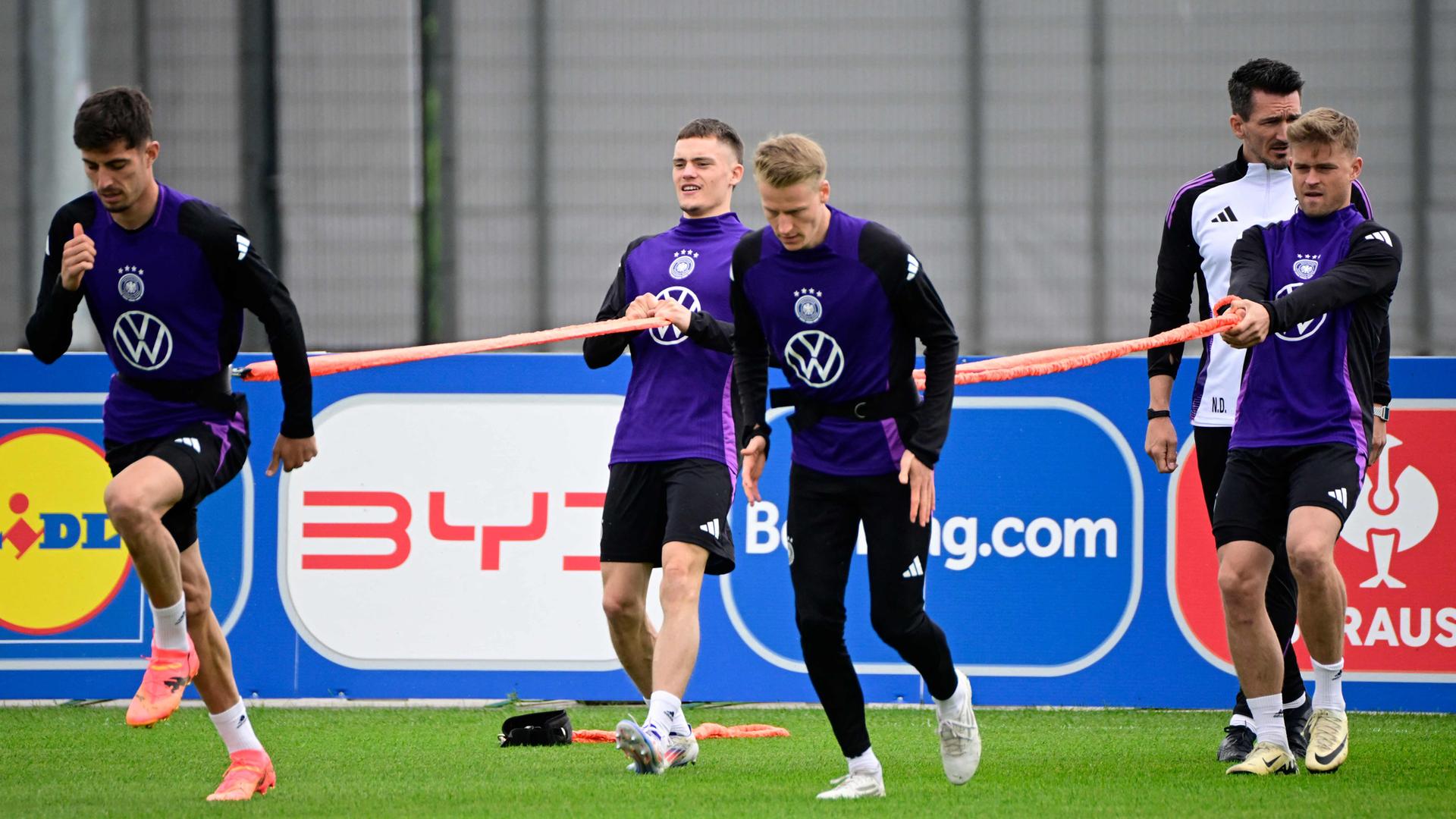 (Von links nach rechts) Deutschlands Stürmer Nr. 7 Kai Havertz, Mittelfeldspieler Nr. 17 Florian Wirtz, Mittelfeldspieler Nr. 11 Chris Führich und Verteidiger Nr. 18 Maximilian Mittelstadt nehmen am 11. 06. 2024 vor der UEFA an einer Trainingseinheit im Trainingslager der Mannschaft in Herzogenaurach