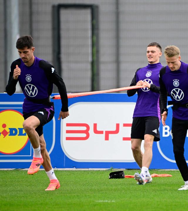 (Von links nach rechts) Deutschlands Stürmer Nr. 7 Kai Havertz, Mittelfeldspieler Nr. 17 Florian Wirtz, Mittelfeldspieler Nr. 11 Chris Führich und Verteidiger Nr. 18 Maximilian Mittelstadt nehmen am 11. 06. 2024 vor der UEFA an einer Trainingseinheit im Trainingslager der Mannschaft in Herzogenaurach