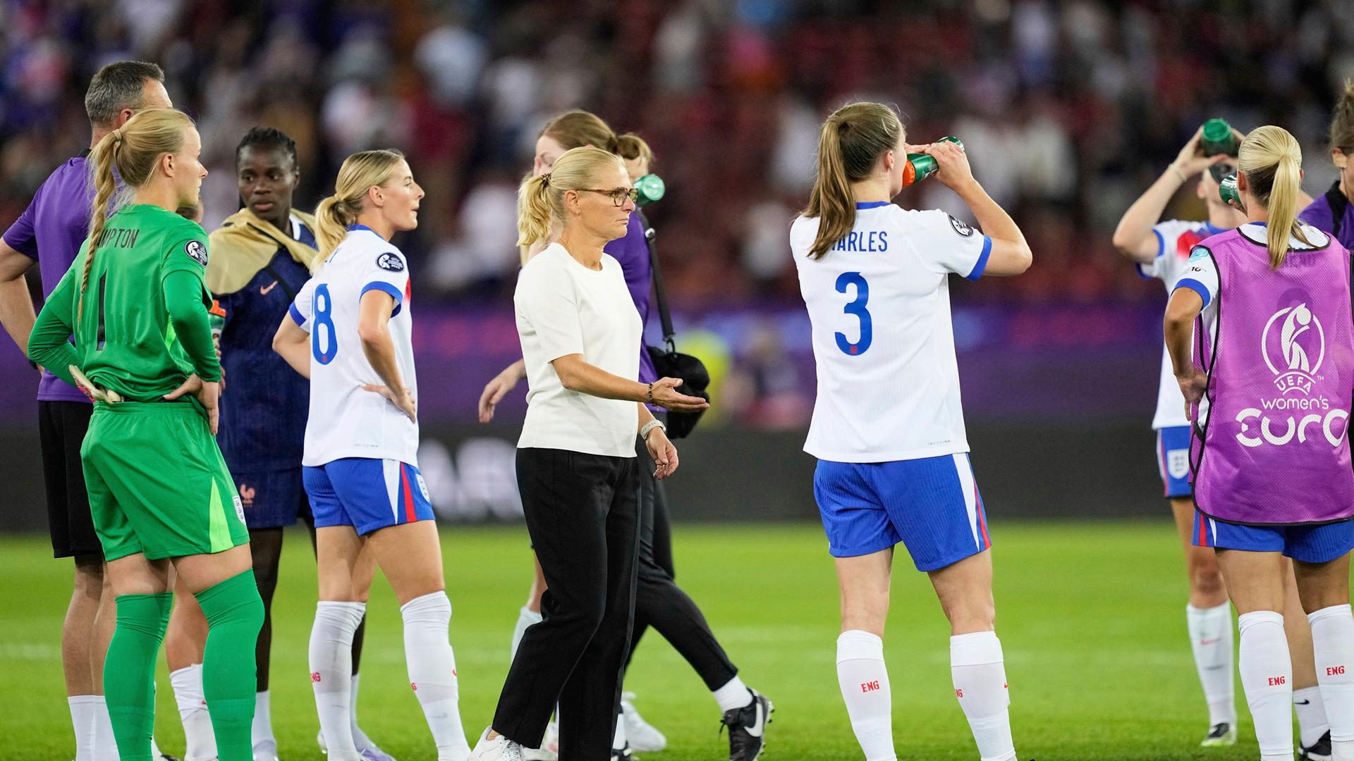 Schweiz, Zürich, Euro 2025, England - Frankreich: Englands Cheftrainerin Sarina Wiegman betritt das Spielfeld nach Spielende