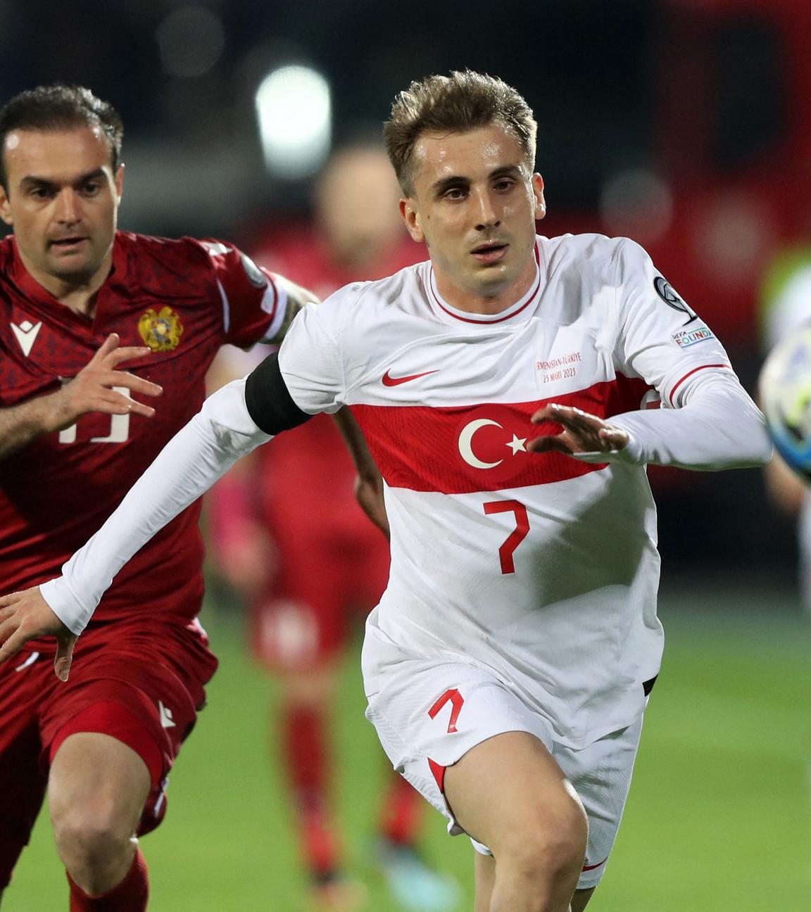 Armeniens Kamo Hovhannisyan (l) in Aktion mit Kerem Akturkoglu von der Türkei (r) am 25.03.2023. 