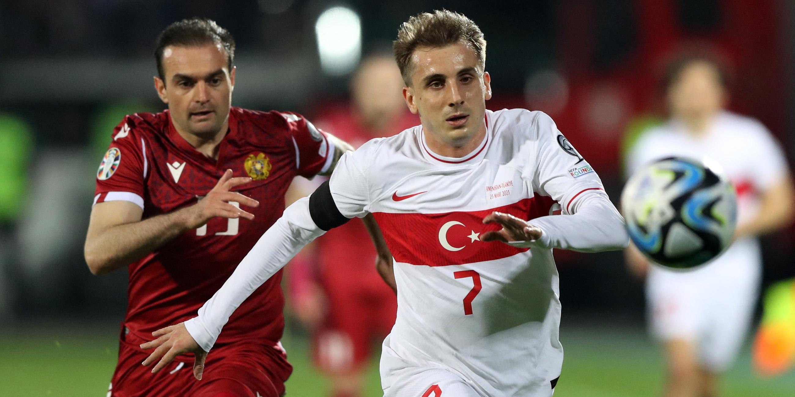 Armeniens Kamo Hovhannisyan (l) in Aktion mit Kerem Akturkoglu von der Türkei (r) am 25.03.2023. 