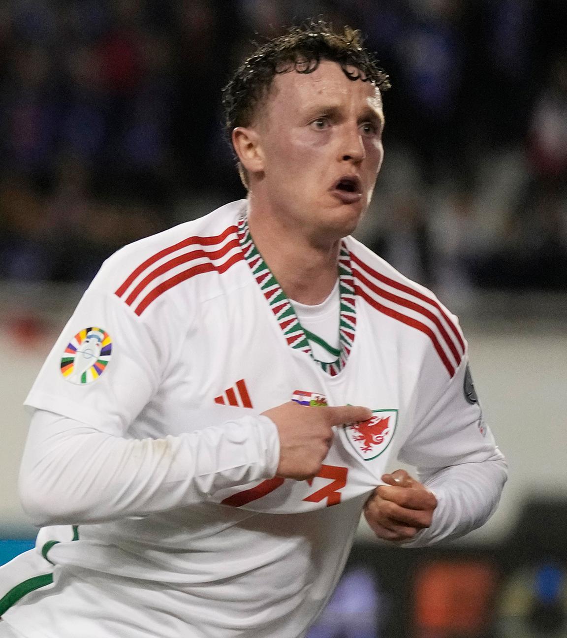 Der walisische Nationalspieler Nathan Broadhead (rechts) jubelt nach dem Führungstreffer seiner Mannschaft im EM-Qualifikationsspiel der Gruppe D zwischen Kroatien und Wales im Poljud-Stadion in Split am 25.03.2023. 