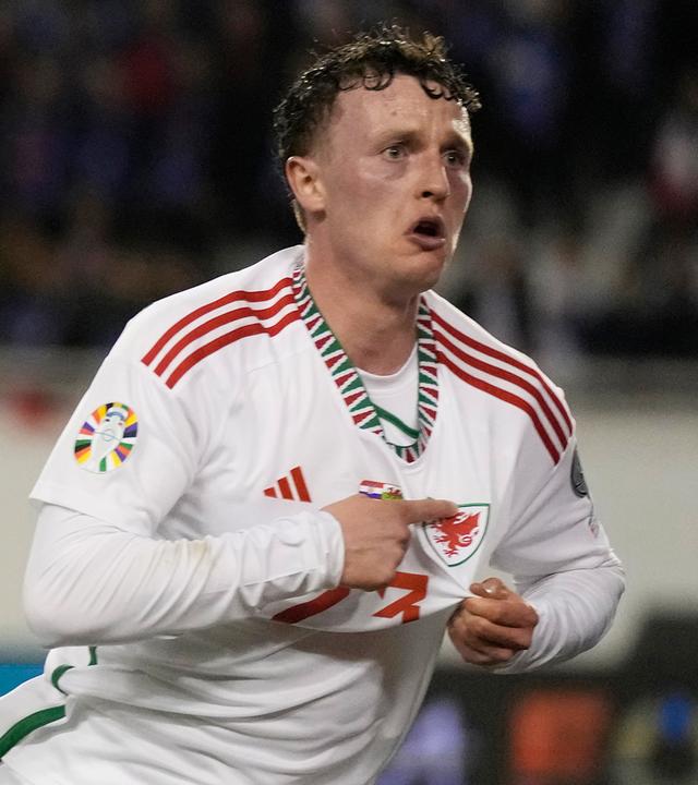 Der walisische Nationalspieler Nathan Broadhead (rechts) jubelt nach dem Führungstreffer seiner Mannschaft im EM-Qualifikationsspiel der Gruppe D zwischen Kroatien und Wales im Poljud-Stadion in Split am 25.03.2023. 