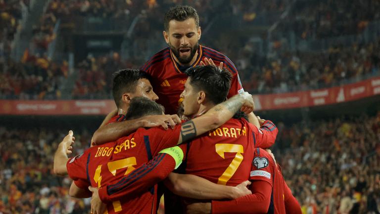 Dani Olmo von Pain feiert seinen ersten Treffer mit seinen Teamkollegen am 25.03.2023. 