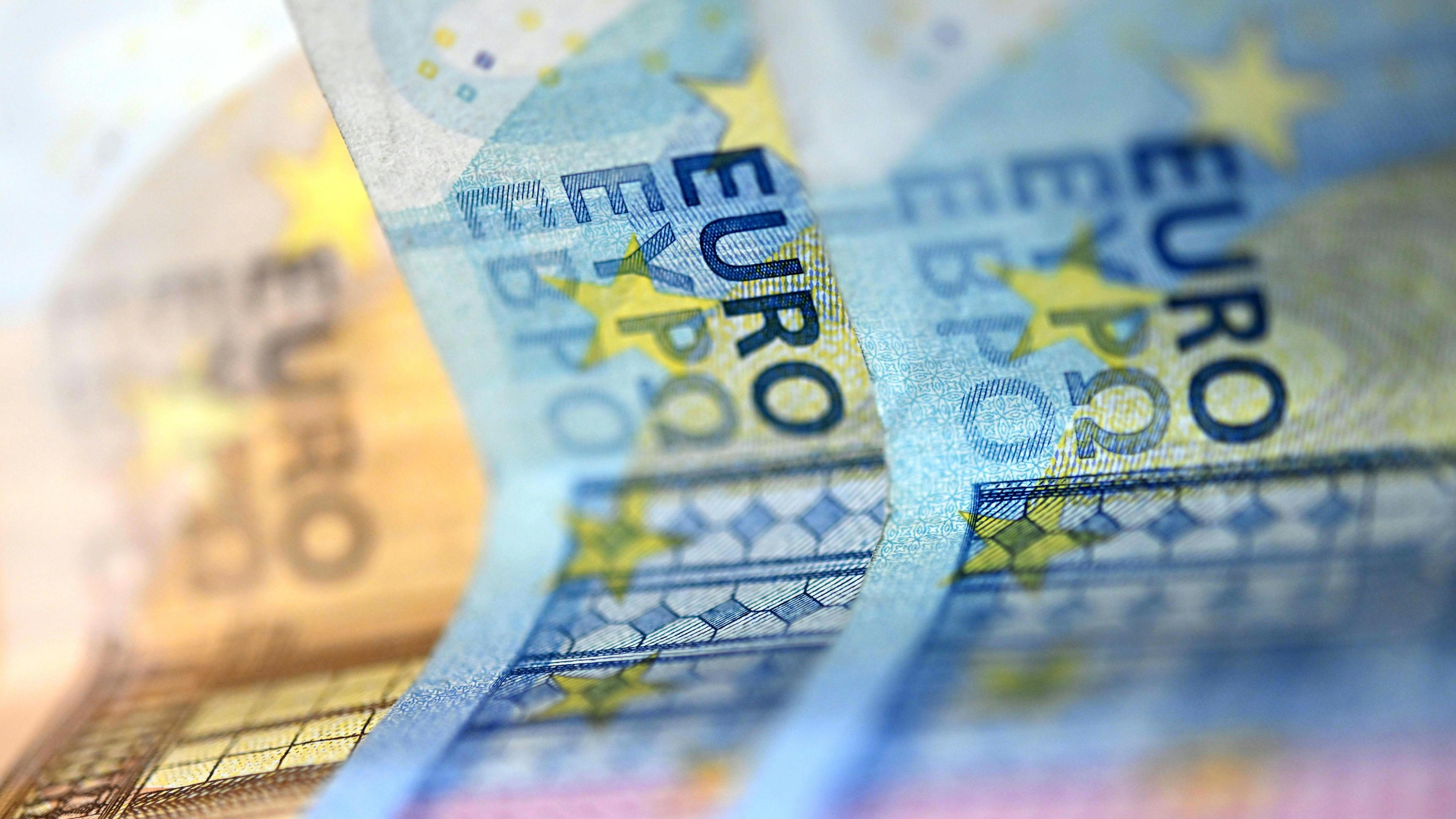 Euro-Scheine aufgenommen am Freitag, 18. April 2025.