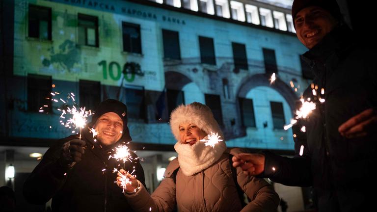 Feiernde zünden Wunderkerzen, während sie vor der Bulgarischen Nationalbank das neue Jahr begrüßen, nachdem Bulgarien am 01.01.2026 in Sofia offiziell den Euro eingeführt hat. 
