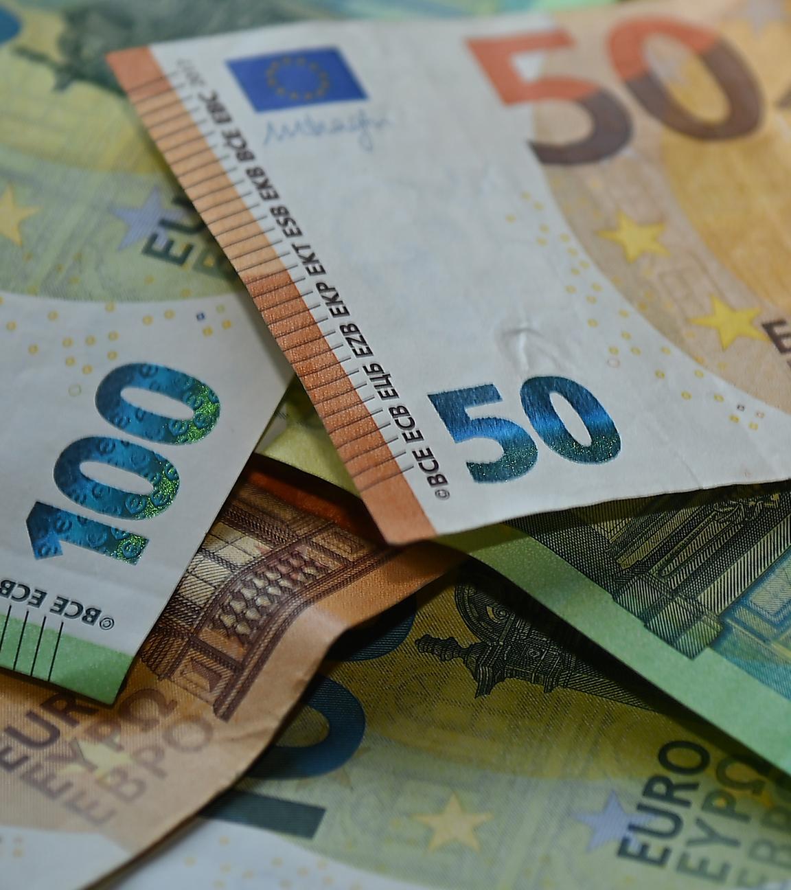 Mehrere Geldscheine liegen übereinander