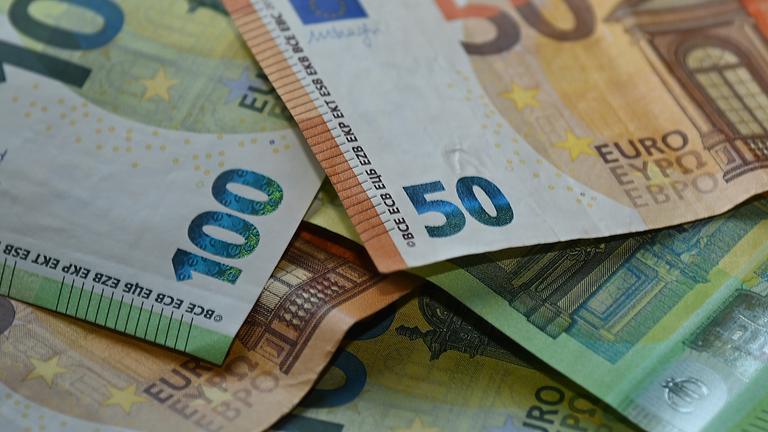 Mehrere Geldscheine liegen übereinander