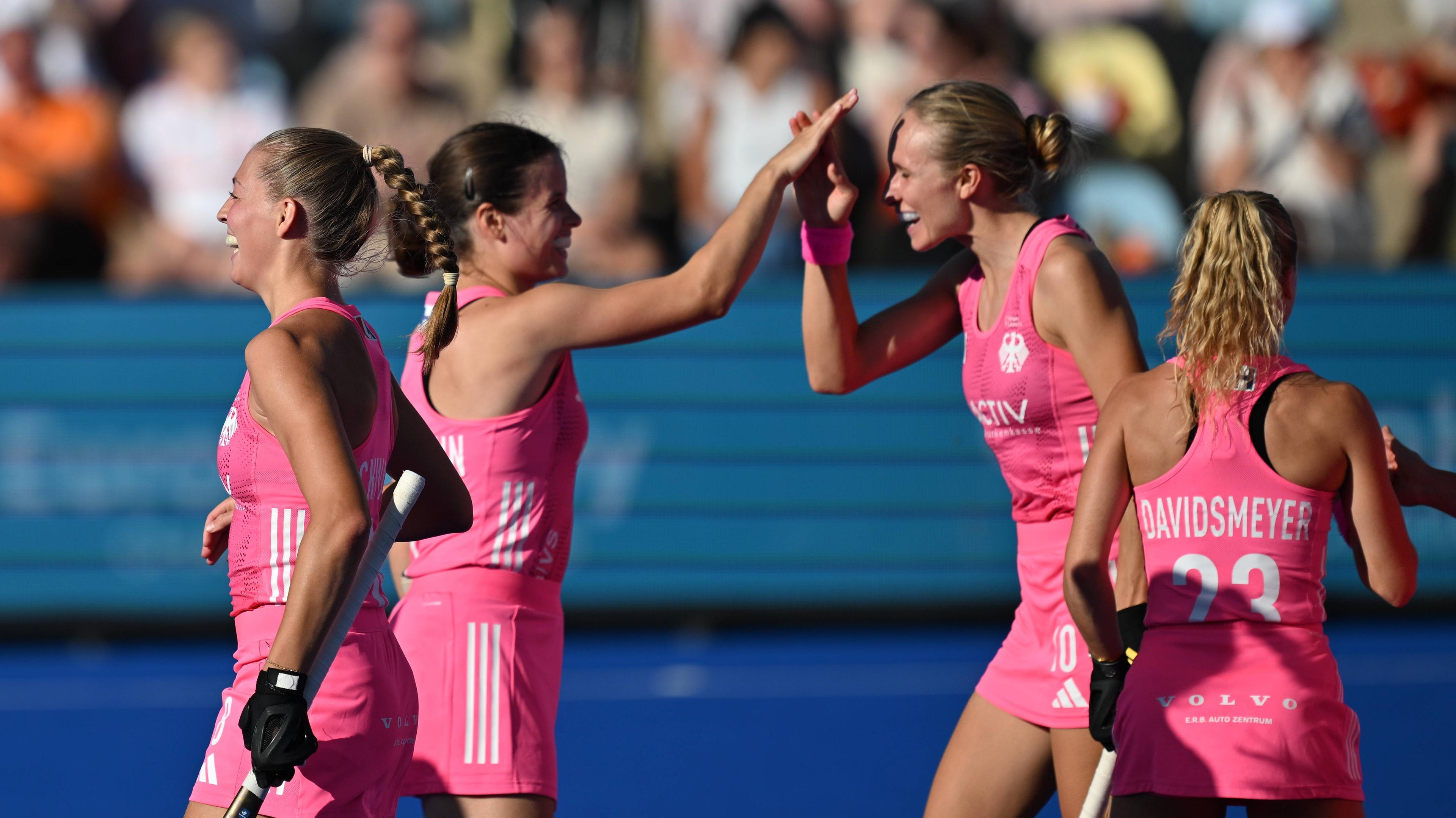 Deutsche Spielerinnen bejubeln im Spiel gegen Frankreich das Tor zum 3:0 von Lena Micheel