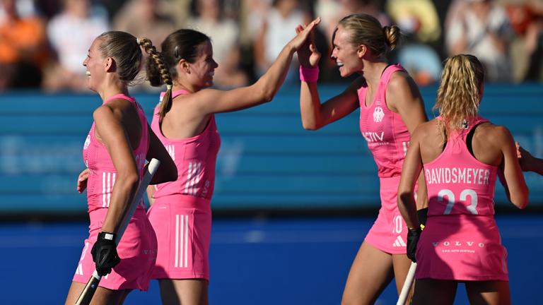 Deutsche Spielerinnen bejubeln im Spiel gegen Frankreich das Tor zum 3:0 von Lena Micheel