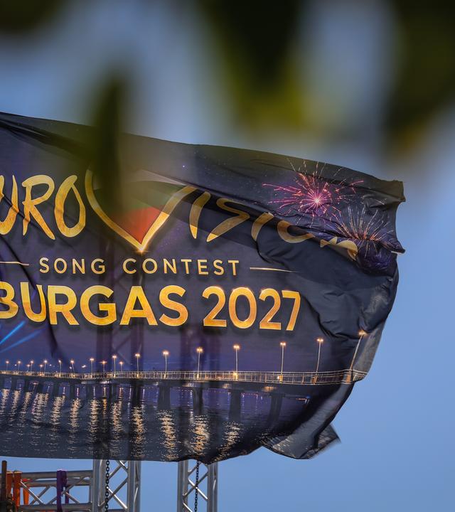  Im Hafen von Burgas an der bulgarischen Schwarzmeerküste, wo 2027 der 71. Eurovision Song Contest stattfinden wird, weht eine Eurovision-Fahne.