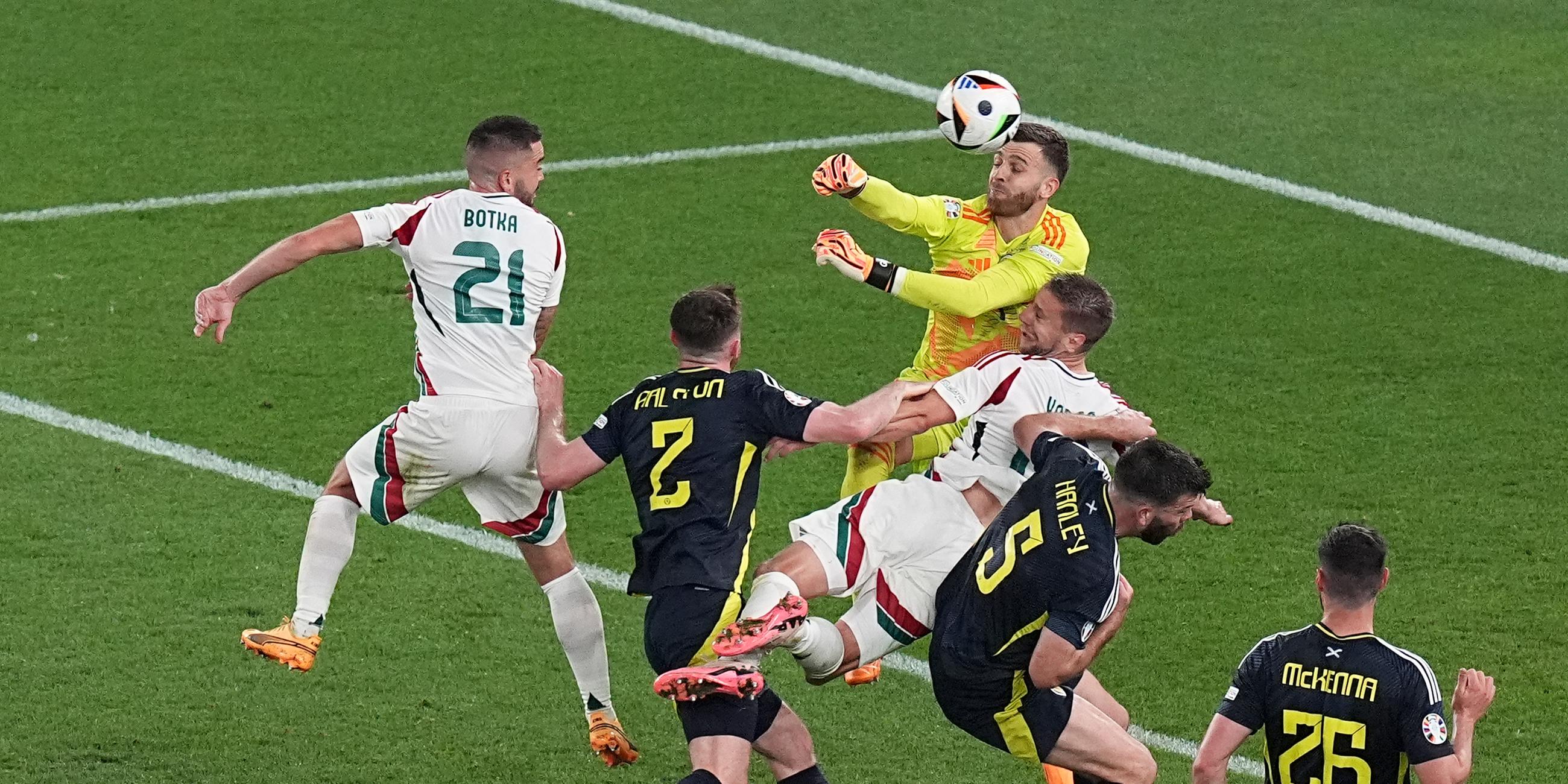 Ungarns Spieler Barnabas Varga stößt mit Schottlands Torwart Angus Gunn zusammen