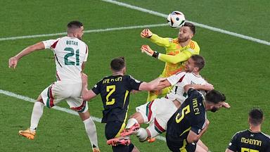 Ungarns Spieler Barnabas Varga stößt mit Schottlands Torwart Angus Gunn zusammen