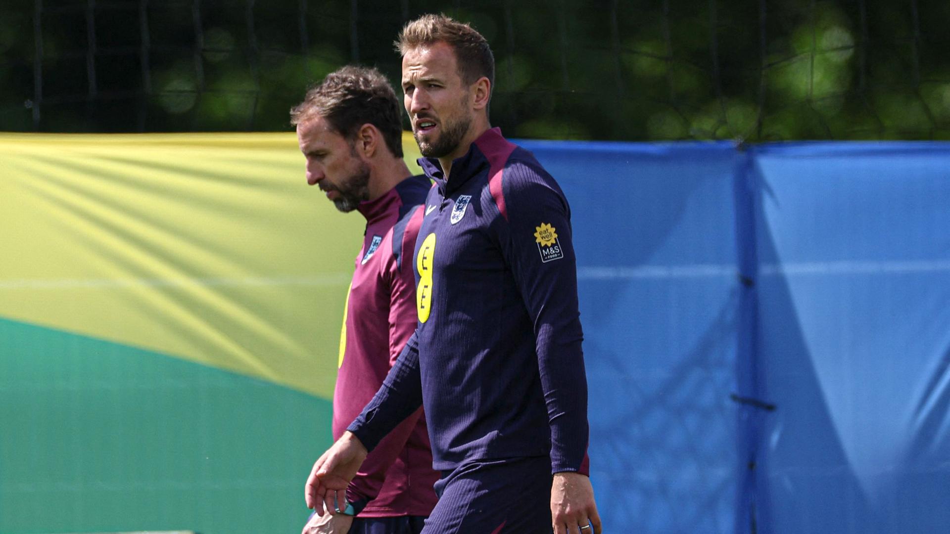 Englands Cheftrainer Gareth Southgate und Stürmer Harry Kane am Rande des Trainings