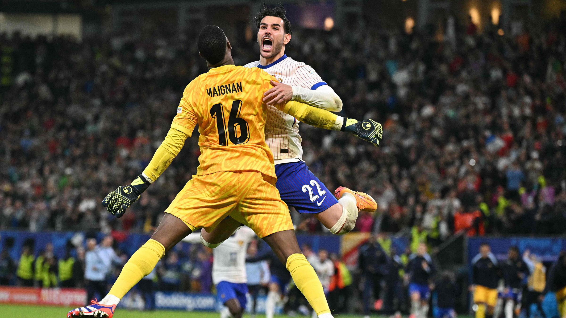 Frankreichs Verteidiger Theo Hernandez feiert mit Frankreichs Torhüter Mike Maignan, nachdem er seinen Elfmeter gegen Portugal erzielt hat