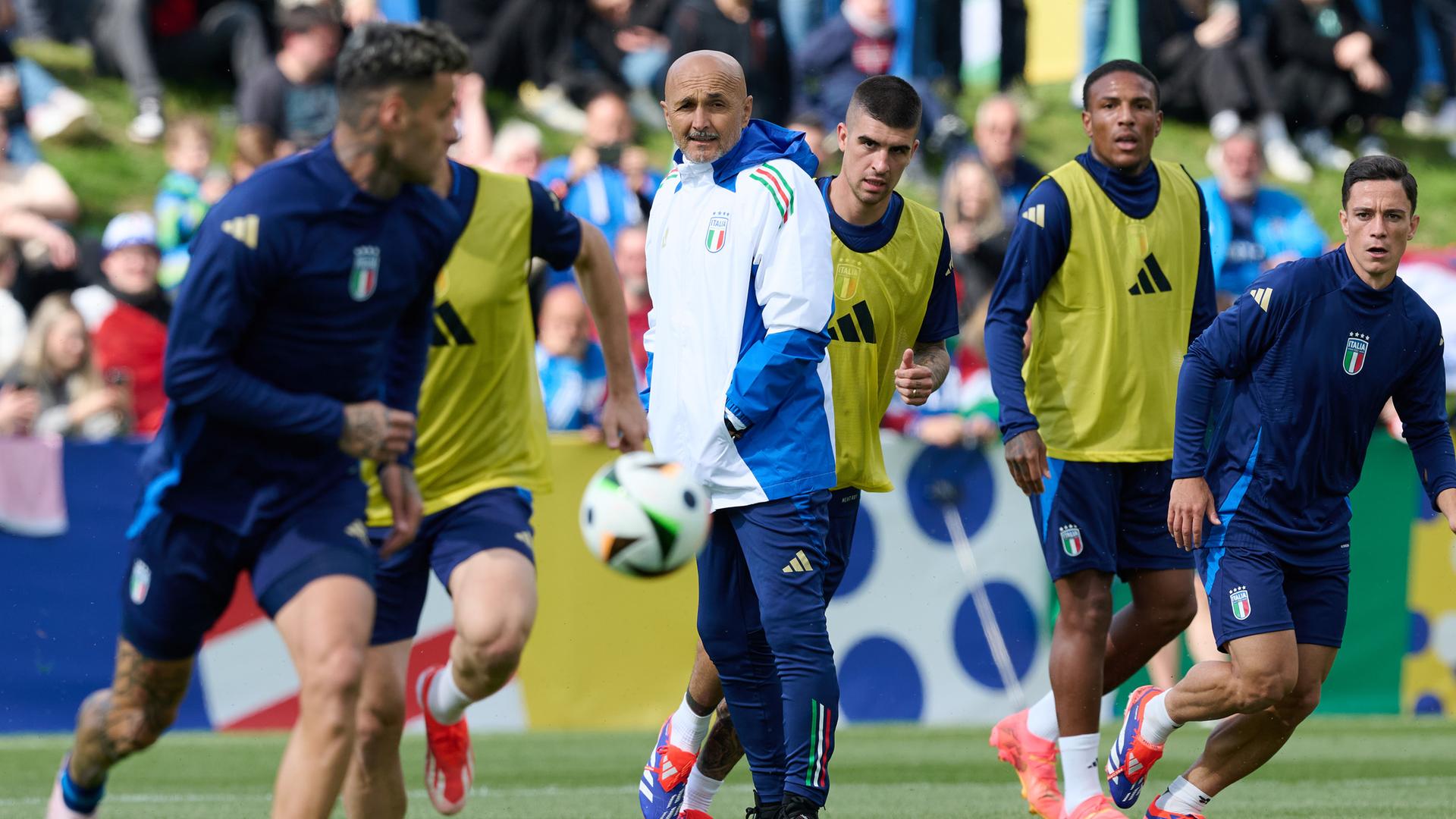 Italiens Trainer Luciano Spalletti beobachtet die Spieler beim öffentlichen Training der italienischen Fußball-Nationalmannschaft.