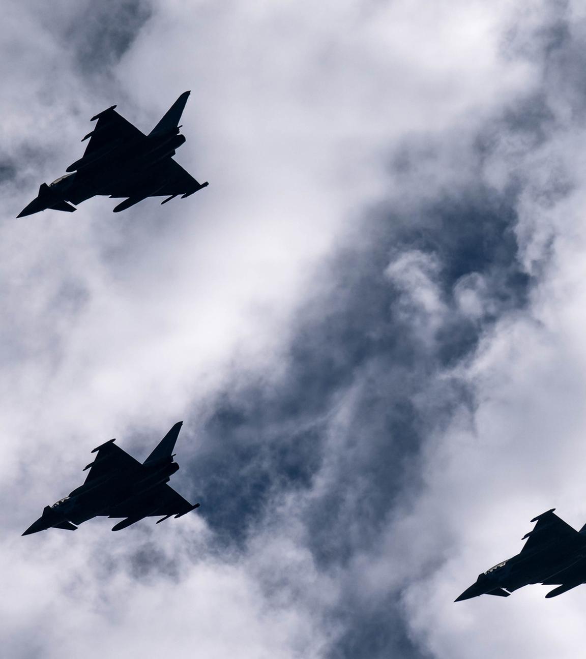 Eurofighter fliegen bei der Ankunft der "Baden-Württemberg" über den Hafen.